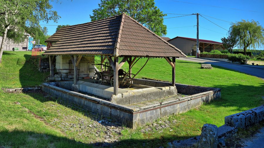 File:Grandfontaine-sur-Creuse, le lavoir-abreuvoir.jpg