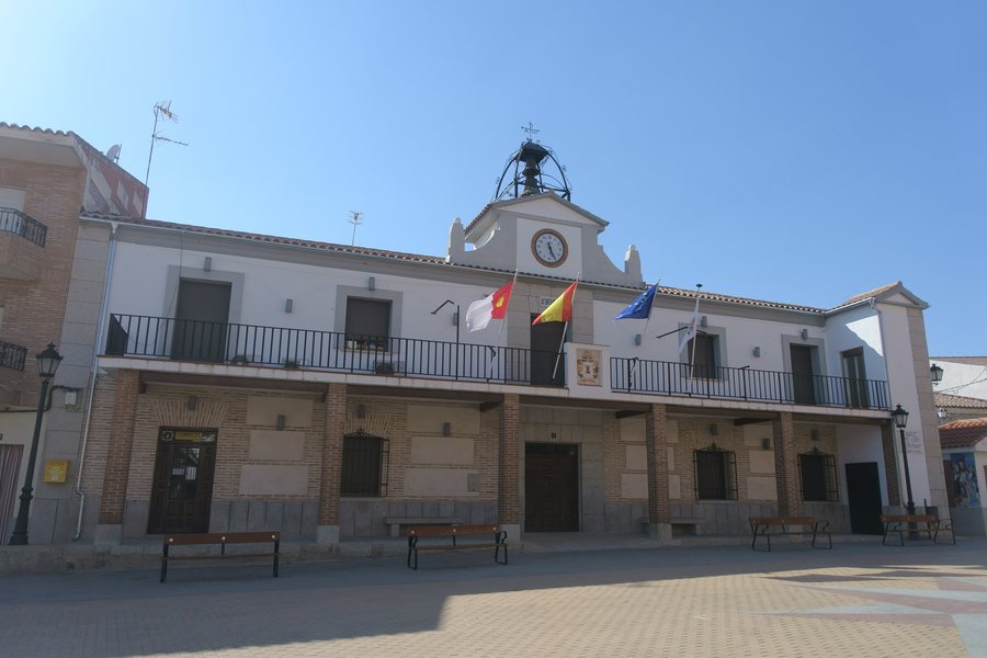 File:Ayuntamiento de El Carpio de Tajo.jpg