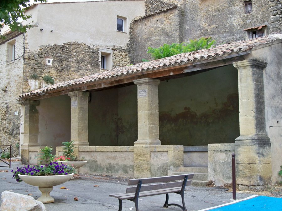File:Lauris - Lavoir 2.JPG
