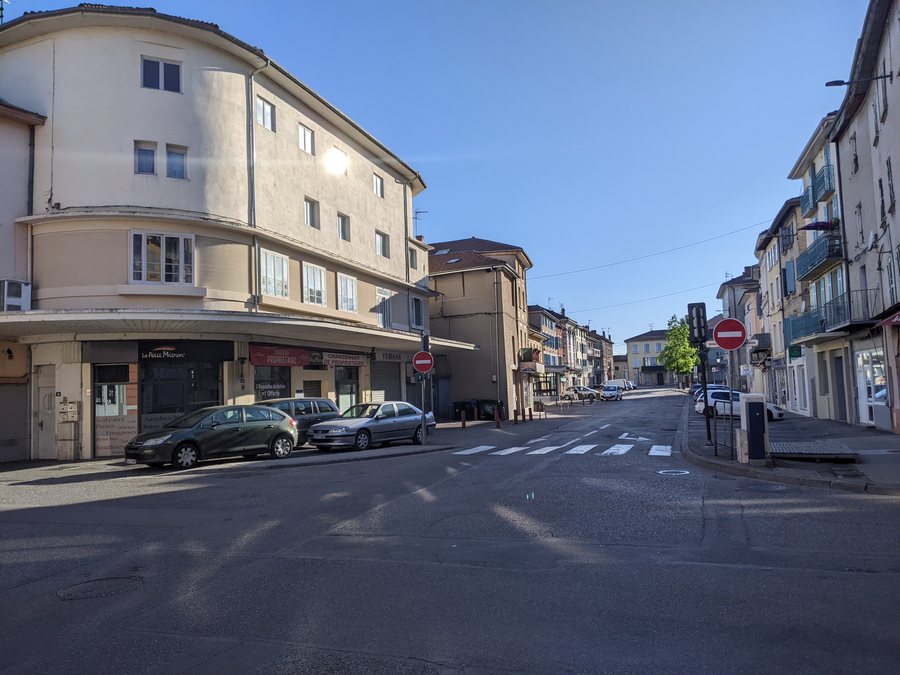 File:Beaurepaire (Isère) - Place des Terreaux (mai 2022).jpg