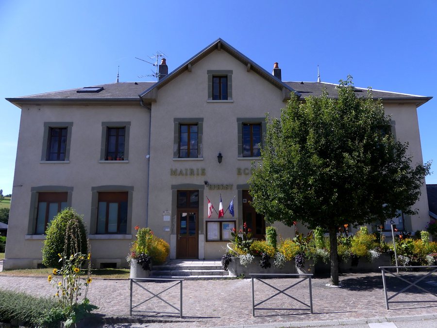 File:Mairie d'Épersy dans l'après-midi (septembre 2021).JPG