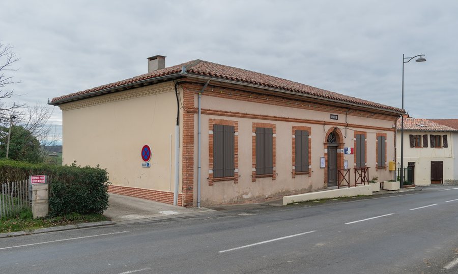 File:Town hall of Monblanc (3).jpg