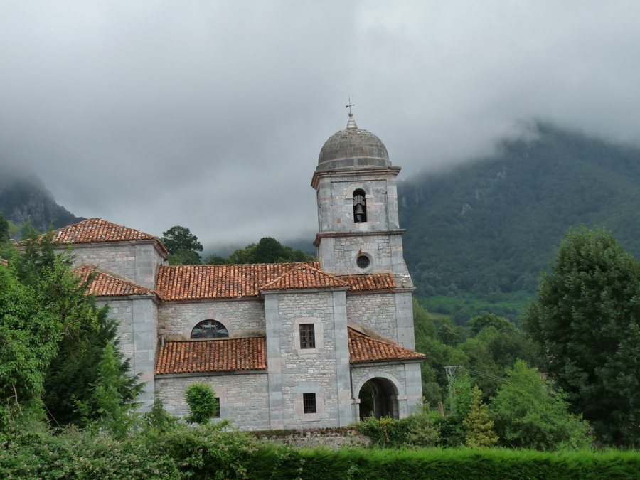 File:Iglesia de Oseja de Sajambre.JPG