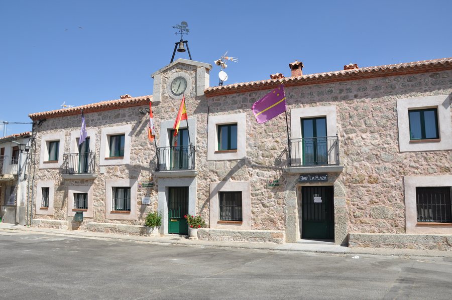 File:Ayuntamiento de Padiernos.jpeg