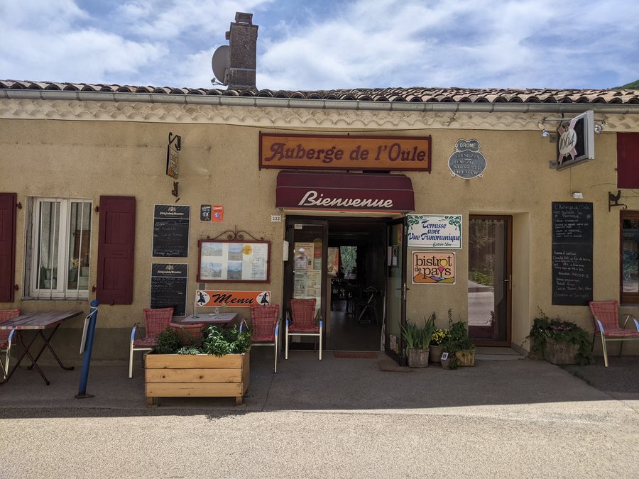 File:Cornillon-sur-l'Oule - Auberge de la Vallée de l'Oule (mai 2022).jpg