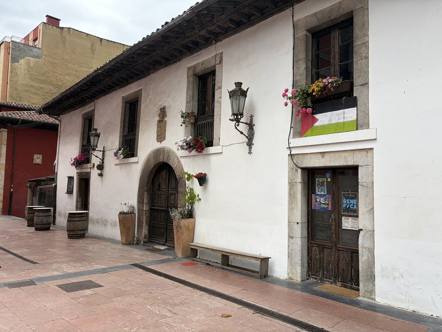 File:La Maléfica en Infiesto, Piloña, Asturias.jpg