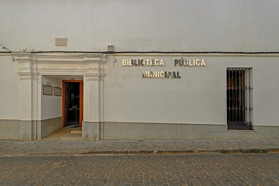 File:Biblioteca pública en Villanueva del Fresno.jpg