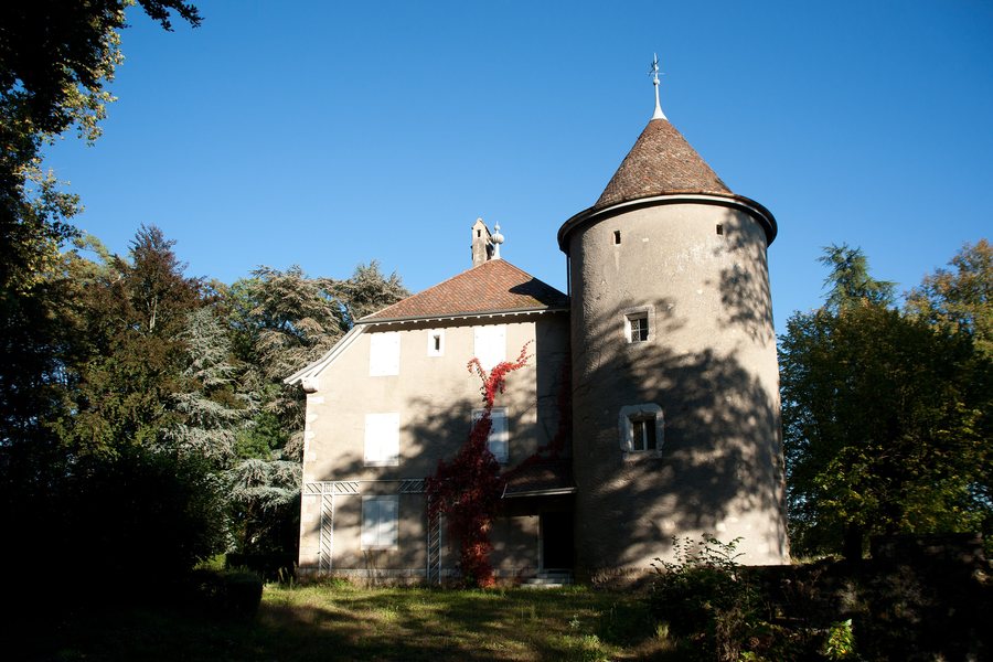 File:Château de Grilly.jpg