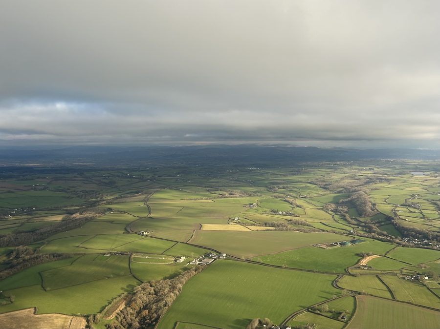 Luftaufnahme des Vale of Glamorgan mit landwirtschaftlichen Feldern, Flusstälern und Hügellandschaft