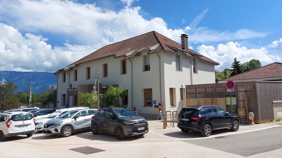 File:Mairie de Morette.jpg
