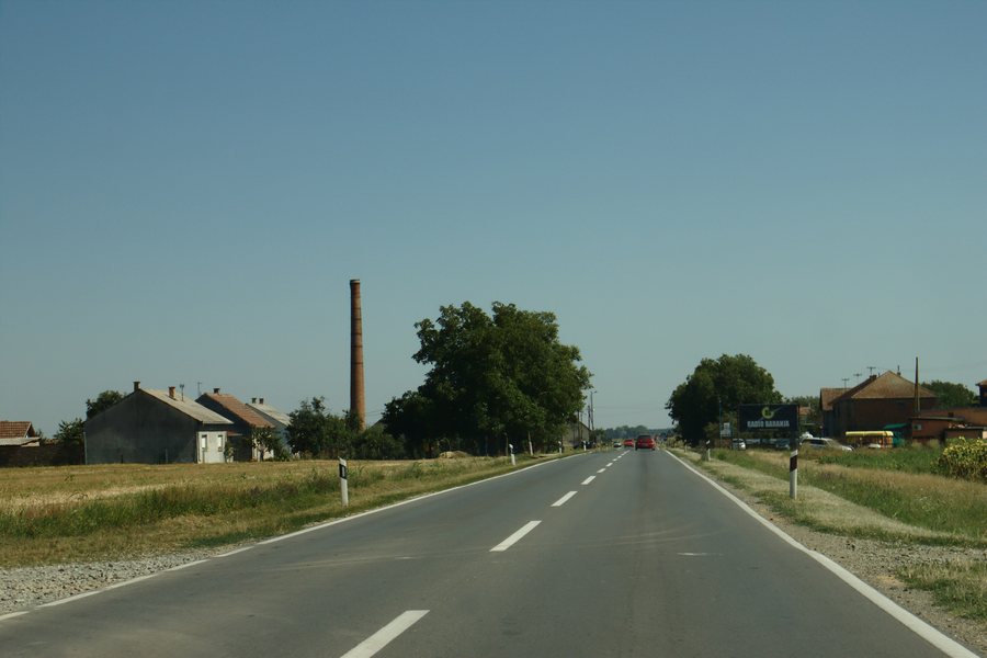 File:Karanac, hlavní silnice.jpg