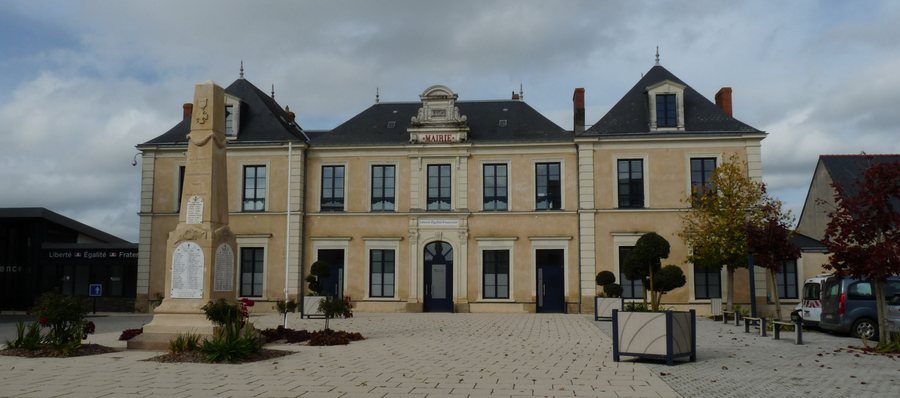 File:Le Louroux-Béconnais (49) Hôtel-de-Ville et Monument aux morts.jpg