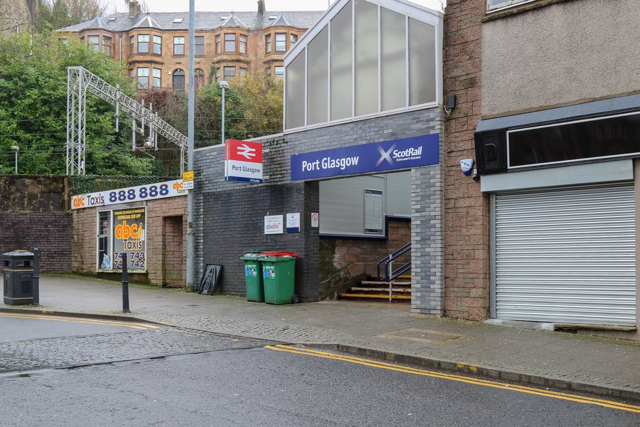 File:A view of the front entrance to the railway station in Port Glasgow, Inverclyde, Scotland - geograph.org.uk - 5993819.jpg