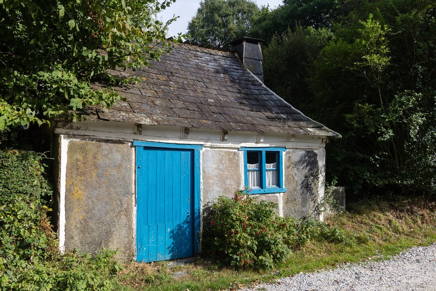 File:Façade, loge Michel, Laniscat, France.jpg