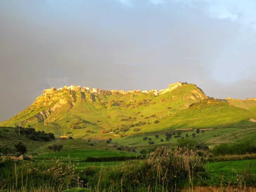 Panoramablick auf Strongoli in Kalabrien von der SP 16