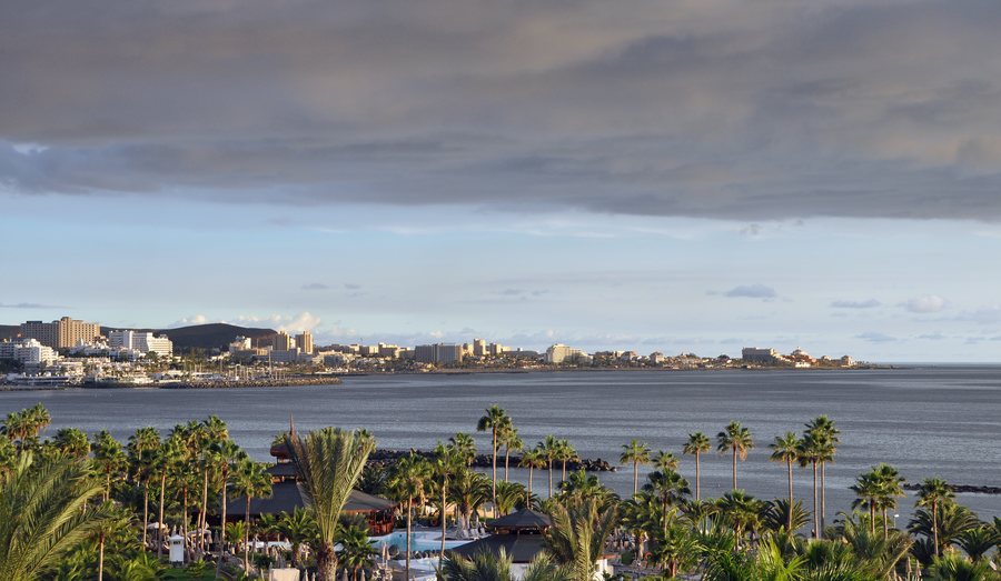 File:Playa de Las Américas R03.jpg