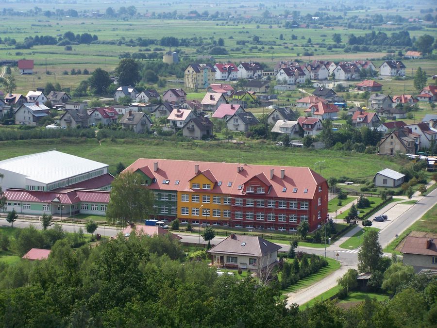 Widok z Wieży w Sadlinkach na szkołę i osiedle.