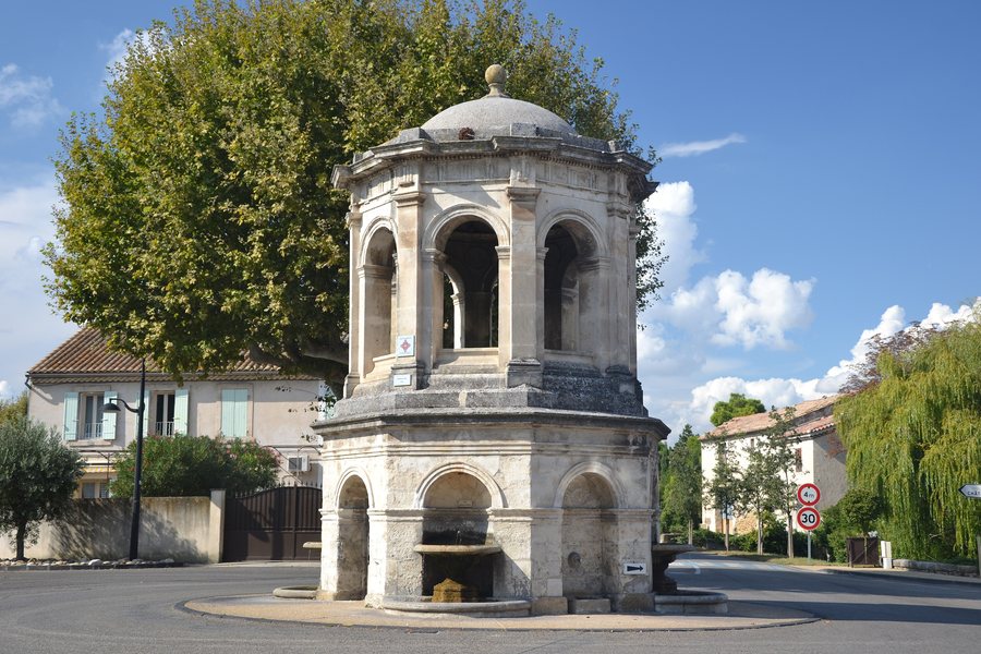 File:Château d'eau de Bédarrides 1.JPG