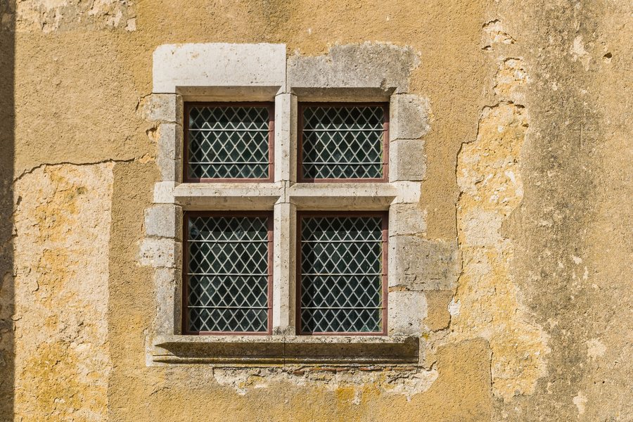 File:Window of the Castle of Fougeres-sur-Bievre 05.jpg