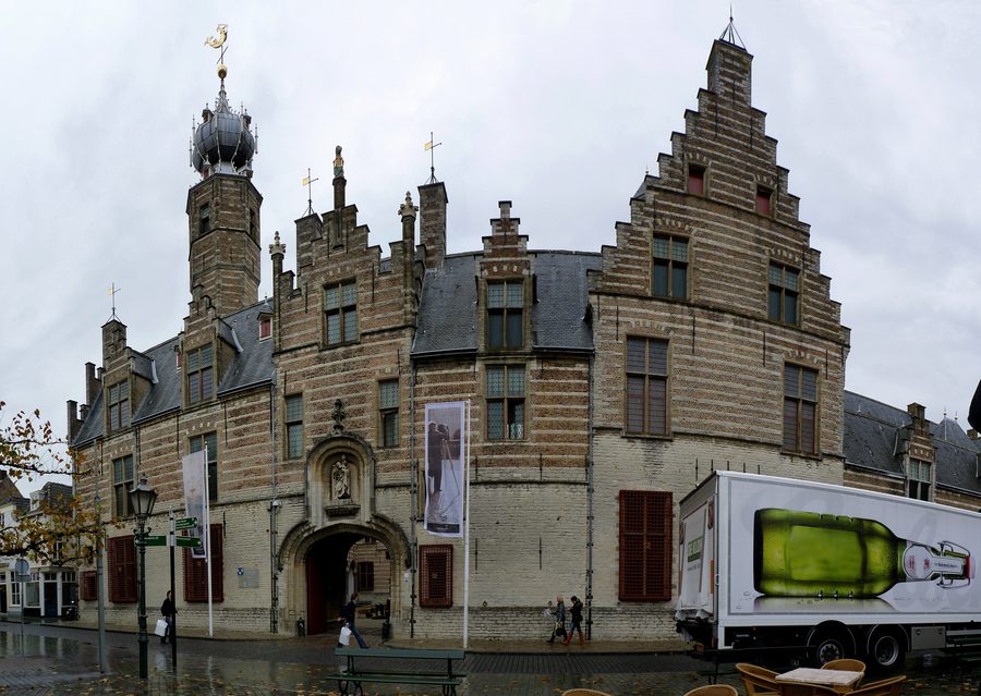 Panoramisch gezicht op het Markiezenhof in Bergen op Zoom