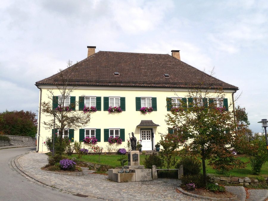 Church square of Konzell with the parish house