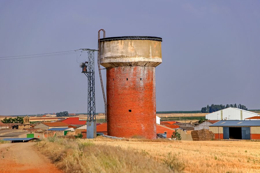 File:Depósito de agua en Villanueva de los Pavones.jpg