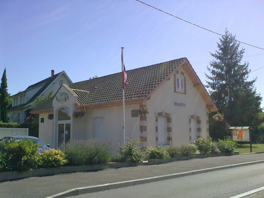 File:Mairie de Sallespisse vue 2.jpg