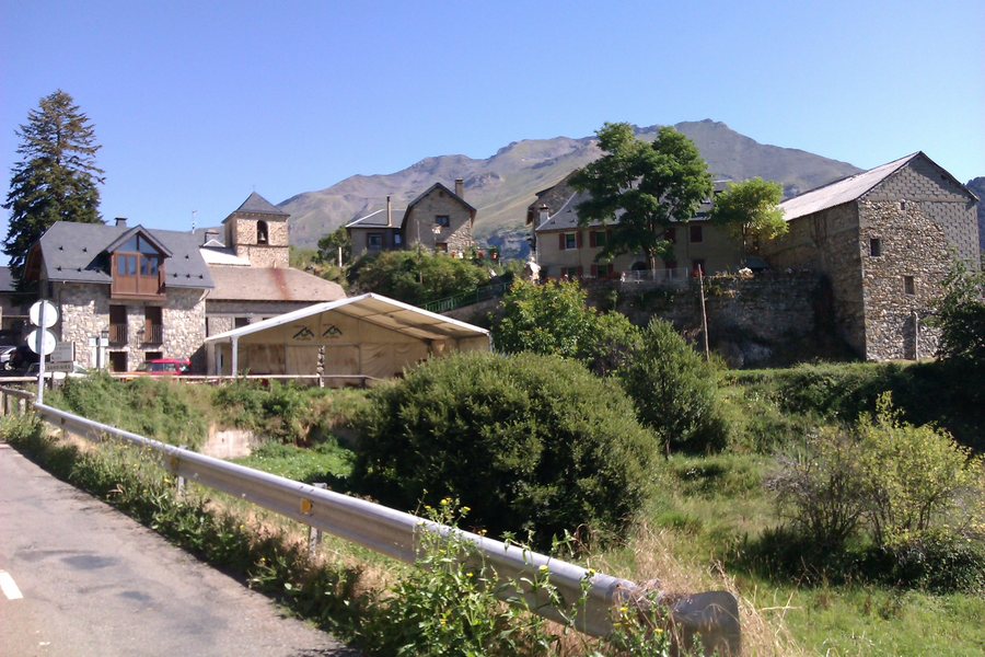 File:Vista Sandiniés.jpg