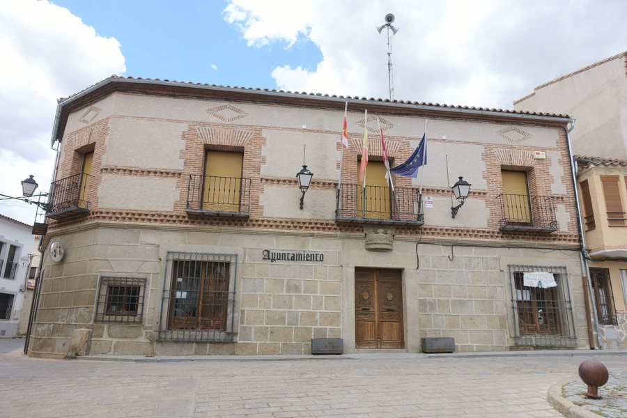 File:Ayuntamiento de La Calzada de Oropesa.jpg