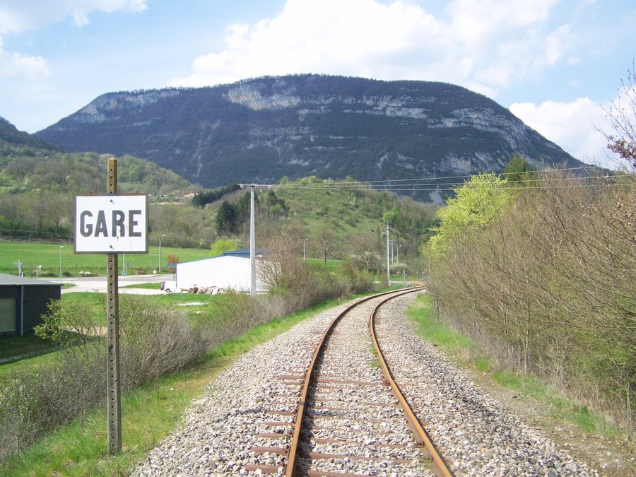 File:Ligne Pressins - Virieu (arrivée Virieu).JPG