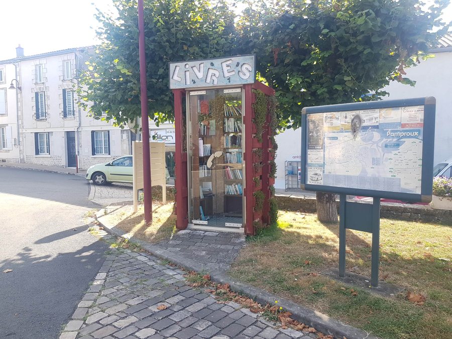 File:Pamproux - Place Mendes France - boîte à livres.jpg