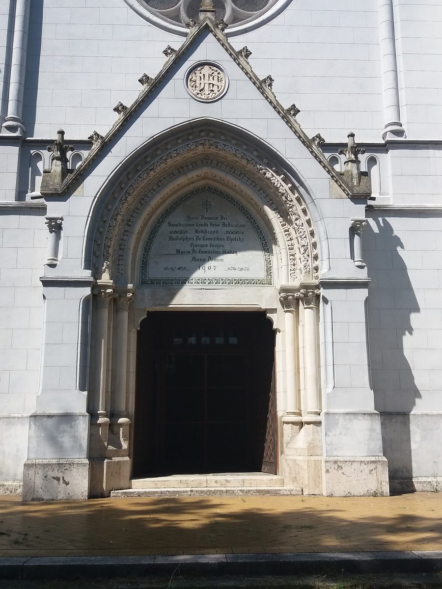 Außenansicht der römisch-katholischen Herz-Jesu-Kirche in Futog