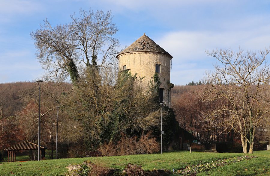 File:Sennecé-lès-Mâcon tour.jpg
