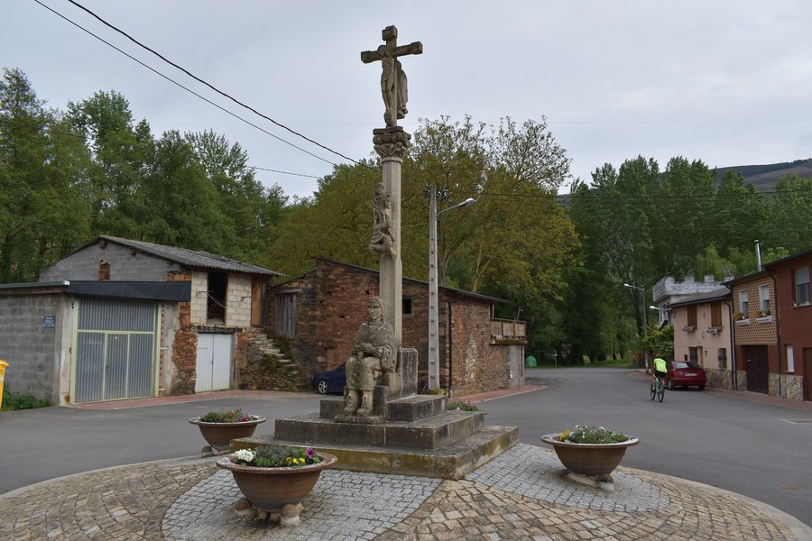 File:Cruceiro na praza de Rosalía de Castro en Vilamartín de Valdeorras.jpg