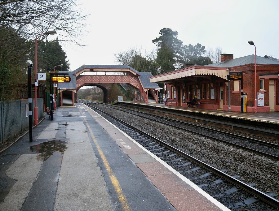 Bahnhof Hagley mit Bahnsteigen und historischem Bahnhofsgebäude