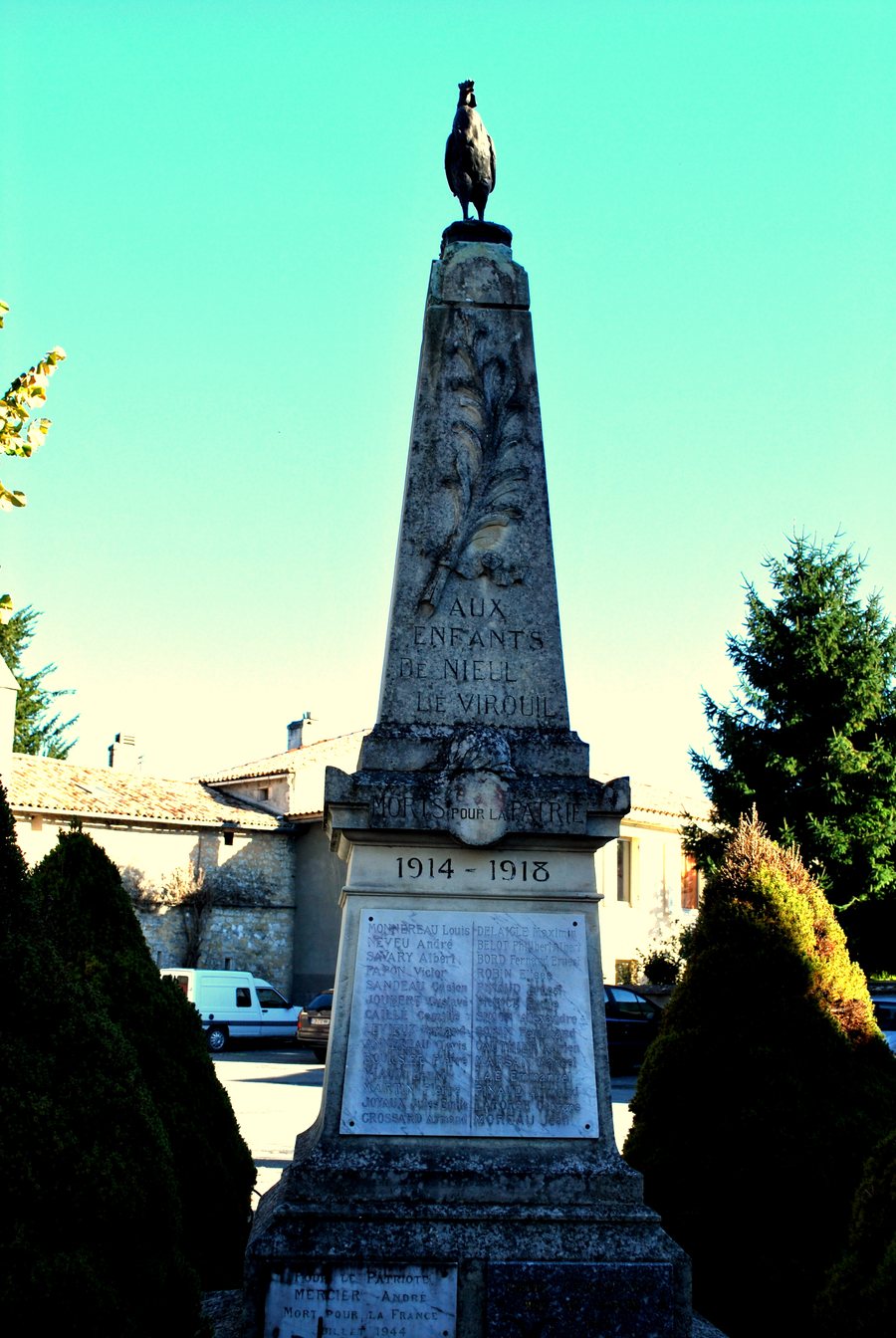 File:Nieul-le-Virouil Monument aux morts.JPG