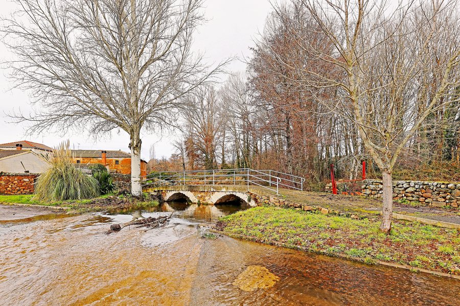 File:Puente en Combarros.jpg
