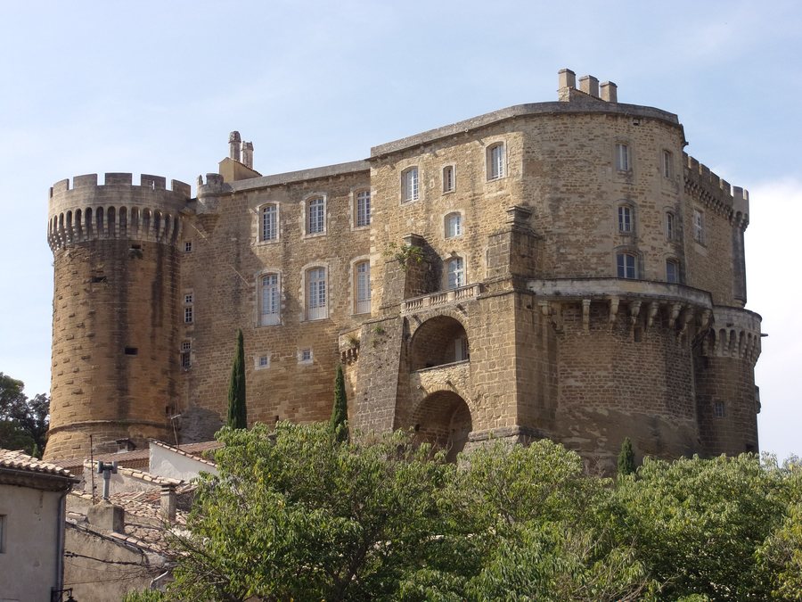 File:Suze la Rousse Château1.jpg