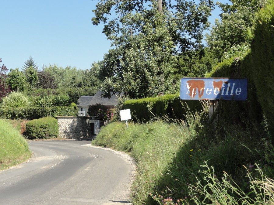 File:Angerville-la-Martel (Seine-Mar.) entrée Ypreville.jpg