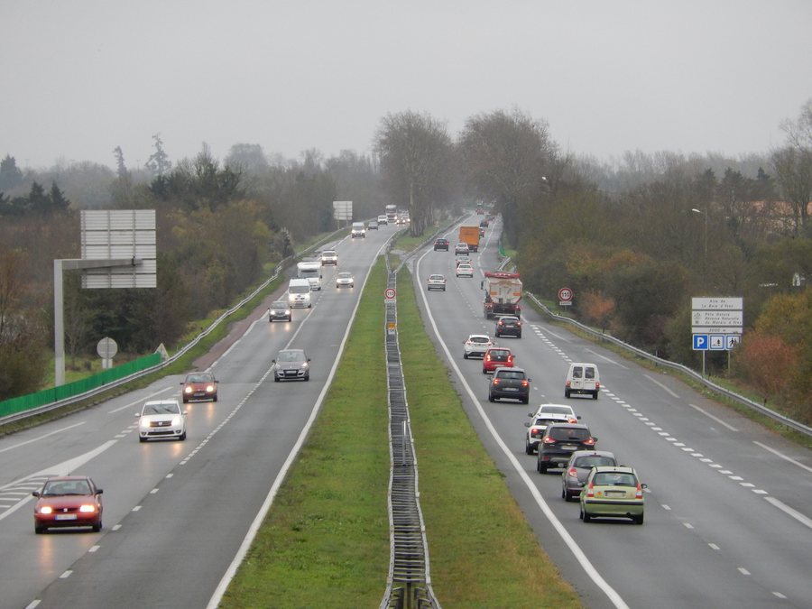 File:Route départementale 137 à Yves (17, France).JPG