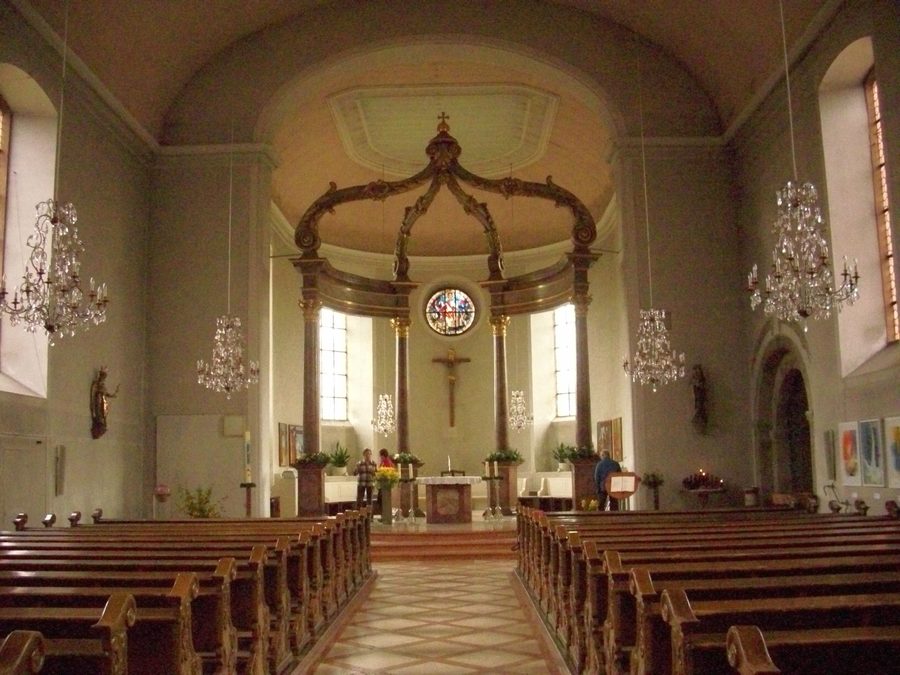 Katholische Pfarrkirche St. Georg in Nieder-Olm mit historischem Chorturm und spätbarockem Saalbau