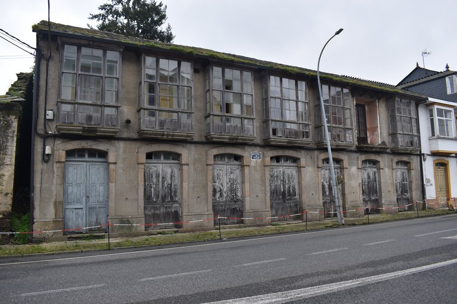File:Antiga construción en Rábade na estrada de Vilalba.jpg