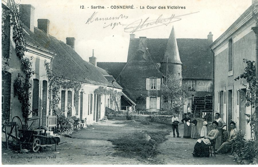 File:Connerré, La cour des victoires entre 1905 et 1914.jpg