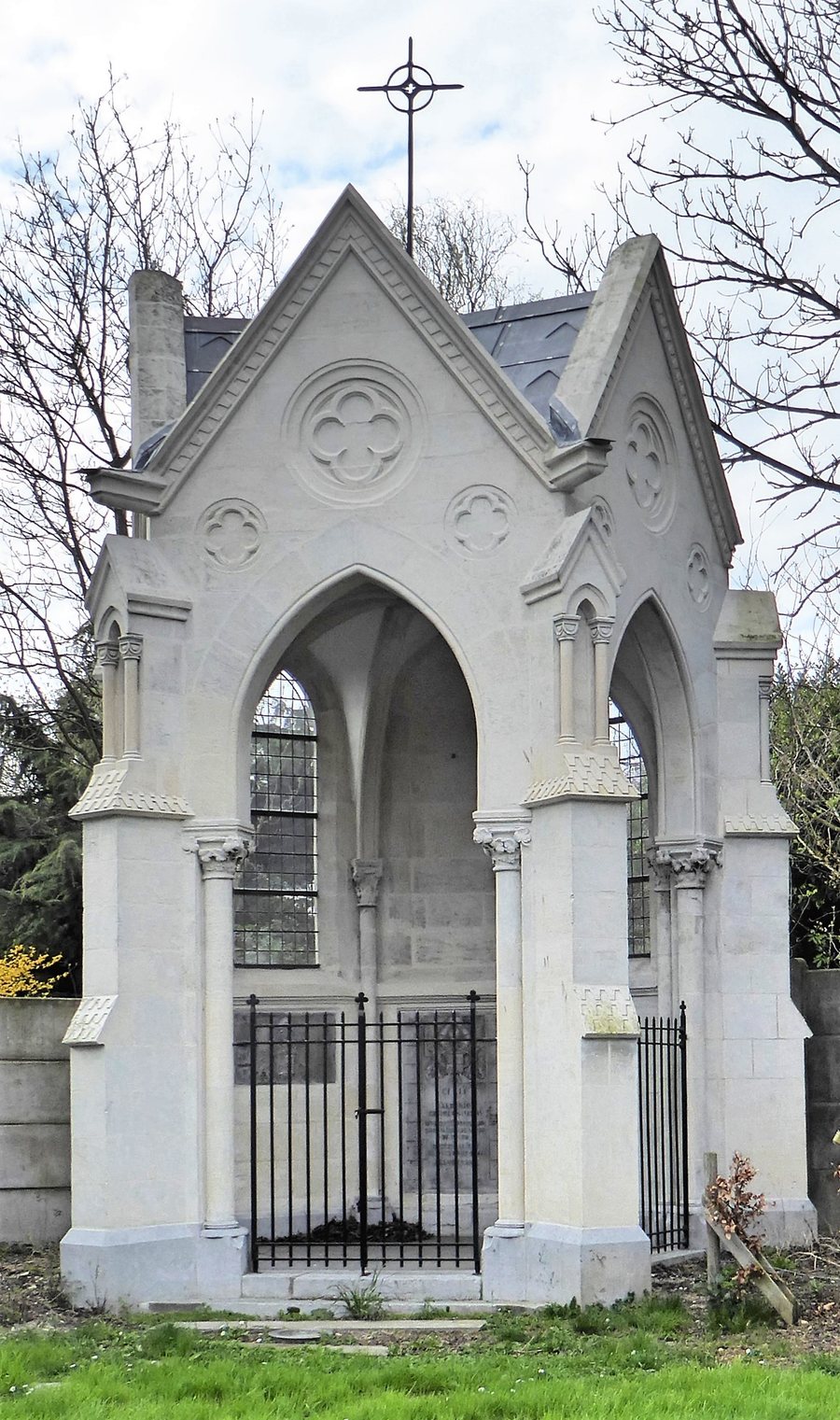 File:Salomé Chapelle funéraire des Comtes d'Hespel en 2017.jpg