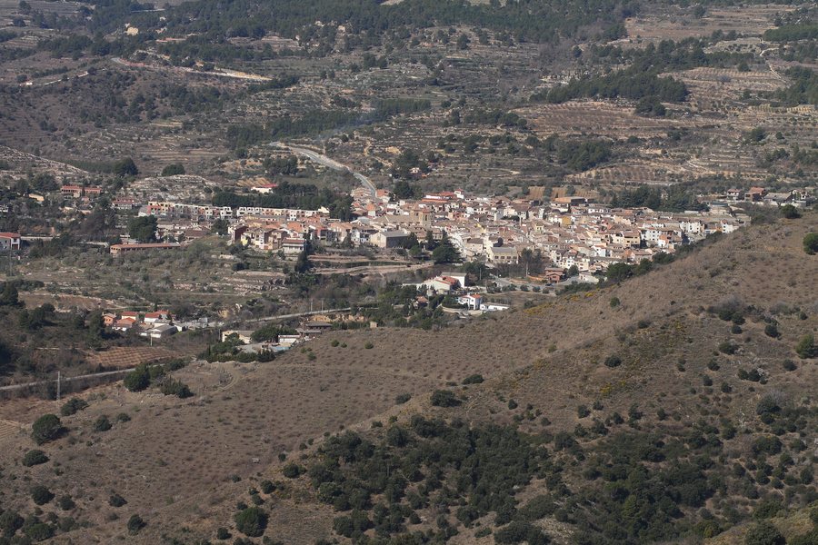 File:Cornudella de Montsant, vista de la población desde Siurana.jpg