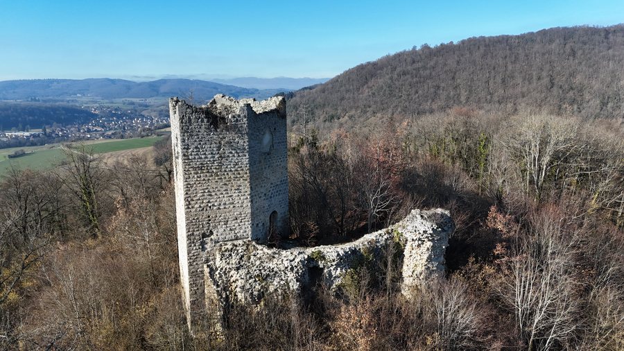 File:Chateau Fort - Clermont Tonnerre-Chirens-F38-11s-ruines.jpg