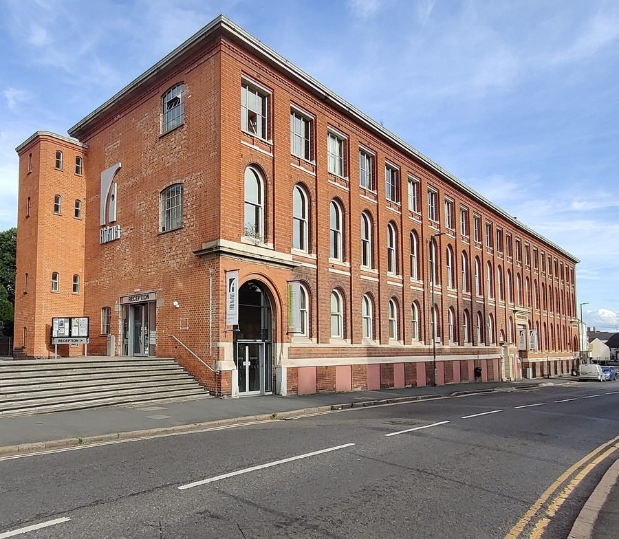 Außenansicht des Atkins Building in Hinckley