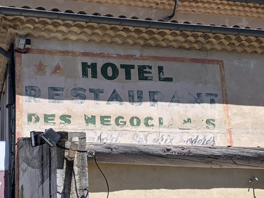 File:La Bégude-de-Mazenc - Ancienne peinture murale hôtel restaurant des Négociants (mai 2022).jpg