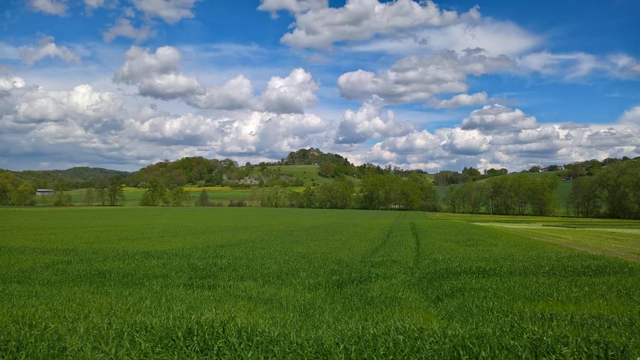 Landschaft im Bühlertal zwischen Kottspiel und Bühlertann mit Blick in Richtung Tannenburg