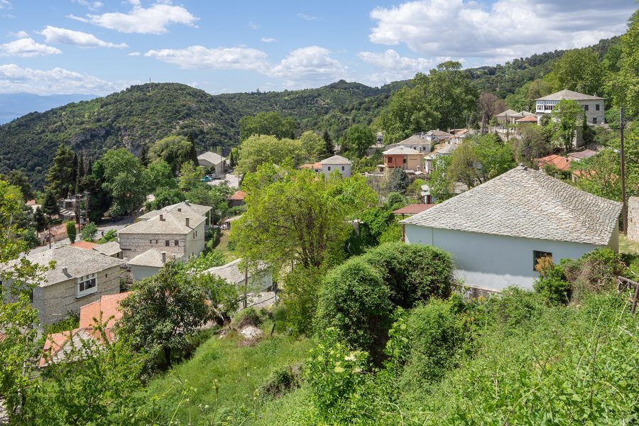 Ansicht des traditionellen Dorfes Vizitsa auf dem Pelion
